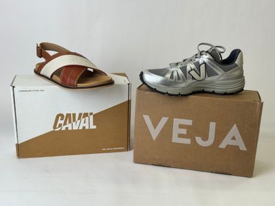 deux paires de chaussures sont posées sur une boîte en carton