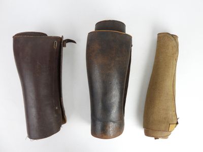 Trois paires de guêtres dont l'une en tissu, ABE