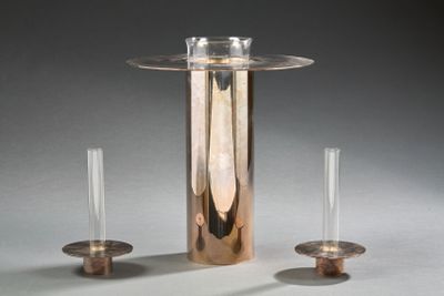 deux vases et un bougeoir posés sur une table