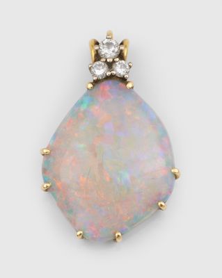 un pendentif en oplite et diamant