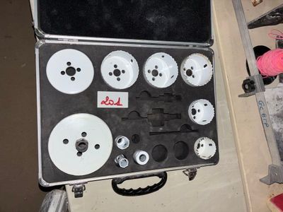 une valise contenant tout un tas d'outils