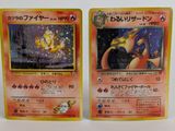 deux cartes Pokémon posées côte à côte sur une table