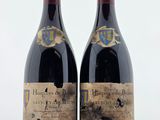 deux bouteilles de vin rouge posées l'une à côté de l'autre sur une table