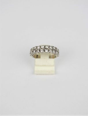 une bague en or blanc et diamants, ornée de trois rangées de diamants