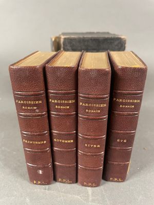 un ensemble de quatre livres superposés