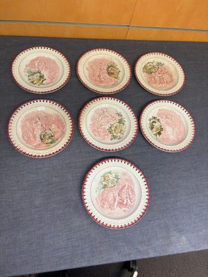 Plusieurs assiettes sont disposées sur une table recouverte d'une nappe bleue.