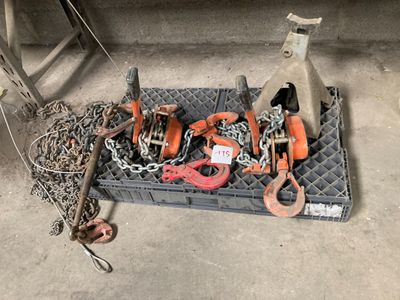une caisse contenant des chaînes, des chaînes et d'autres outils