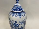 un vase bleu et blanc avec un oiseau dessus