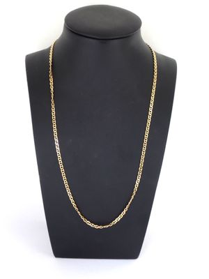 un collier à chaîne en or sur un présentoir à mannequin