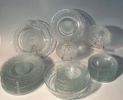 PARTIE DE SERVICE de table en verre pressé moulé à décor de …