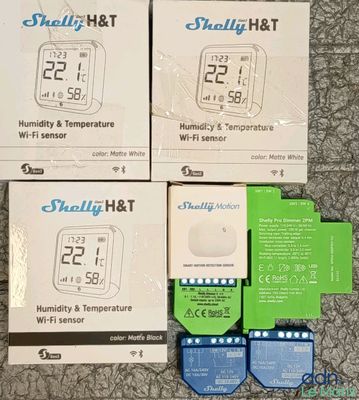 trois boîtes de petits thermomètres numériques posées sur un tapis