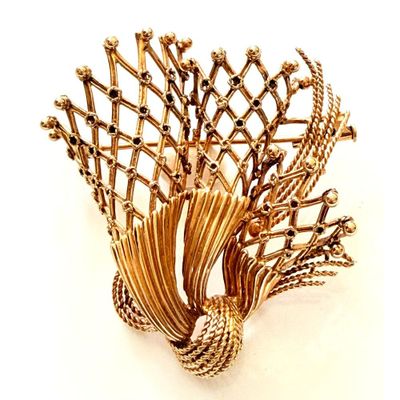 une broche en or sur laquelle est représenté un oiseau