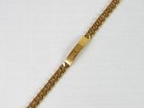 un bracelet en or muni d'une chaîne