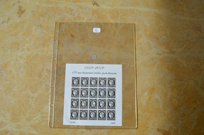une photo d'une photo d'une feuille de papier posée par terre