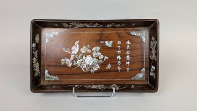 une image représentant un plateau en bois orné de fleurs et de feuilles