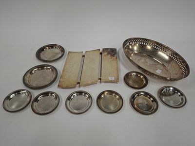 un ensemble de plats et de plateaux en métal argenté posés sur une table