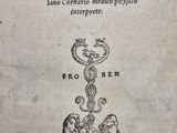 un vieux livre sur lequel est dessiné un serpent