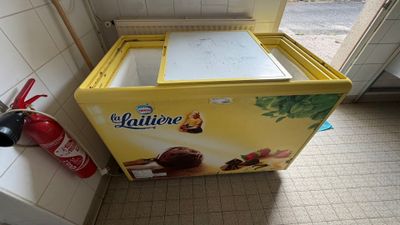 une machine à glaces jaune posée dans un coin de la cuisine