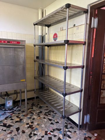 Deux étagères gastro et une étagère aluminium (Vendus vides)