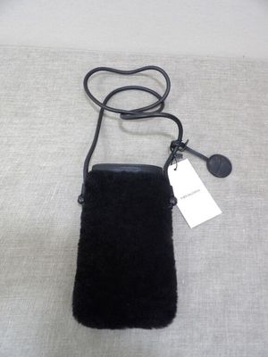 un petit téléphone portable noir muni d'un fil