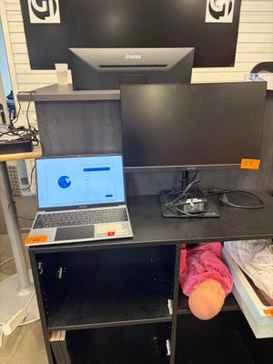 un bureau sur lequel sont posés un ordinateur portable et un écran