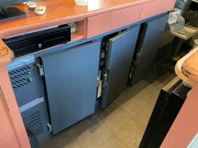 une cuisine équipée d'un évier, d'un lave-vaisselle et d'un réfrigérateur