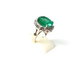 Gros plan sur une bague ornée d'une pierre verte