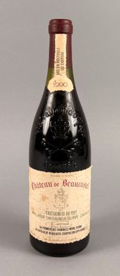 une bouteille de vin rouge posée sur une table, sur fond gris