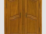 un meuble en bois avec deux portes et deux tiroirs