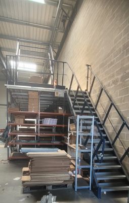 Mezzanine industrielle Mecalux – environ 90 m²