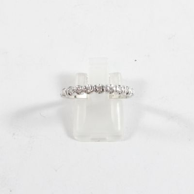 gros plan d'une bague en diamant sur une surface blanche