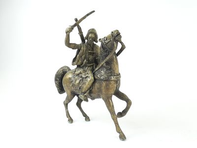 Guerrier sur sa monture , important bronze à patine mordoré.