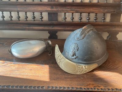 un casque posé sur une table en bois à côté d'un miroir