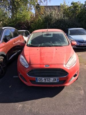 des voitures garées les unes à côté des autres sur un parking par une journée ensoleillée