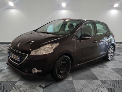 la photo d'une voiture marron garée dans un garage