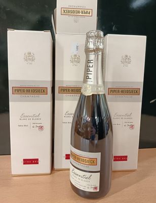une bouteille de vin posée sur une table à côté de deux cartons de vin