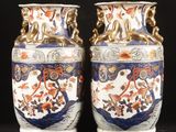 deux vases posés sur une surface noire