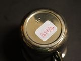 un gros plan d'une tasse sur laquelle est collé un autocollant