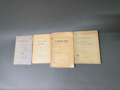 trois vieux livres posés sur une table l'un à côté de l'autre