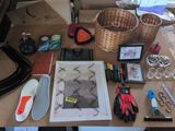 un bureau sur lequel se trouvent de nombreuses fournitures de loisirs créatifs