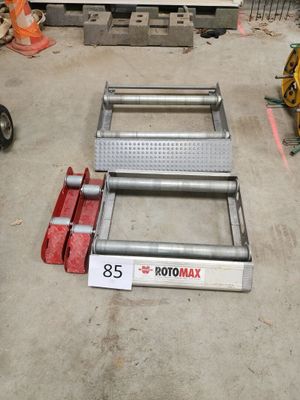 un grand nombre d'outils posés sur le sol