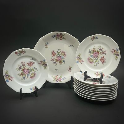 cinq assiettes empilées les unes sur les autres sur une table