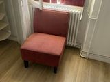 une chaise rouge placée devant une fenêtre
