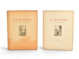 deux livres posés l'un sur l'autre sur une surface blanche