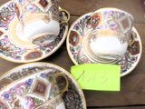 trois tasses et soucoupes posées sur une table en bois