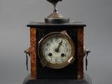 une horloge posée sur une table