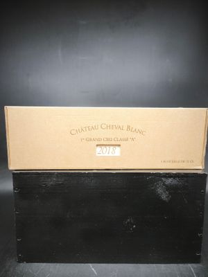 une boîte de vin posée sur une table noire