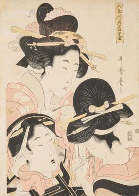 trois femmes vêtues de kimonos, tenant chacune un éventail et en portant un autre sur la tête
