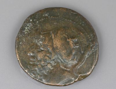 une vieille pièce de monnaie représentant un homme et une femme