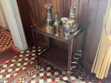 une petite table sur laquelle sont posés des vases, dans un coin de la pièce